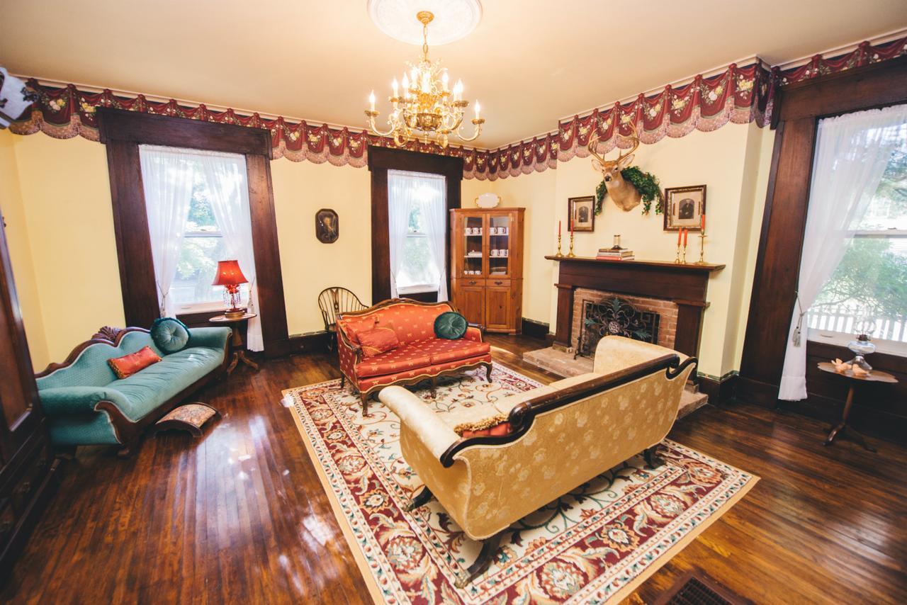 Old Caledonian Bed & Breakfast Екстериор снимка