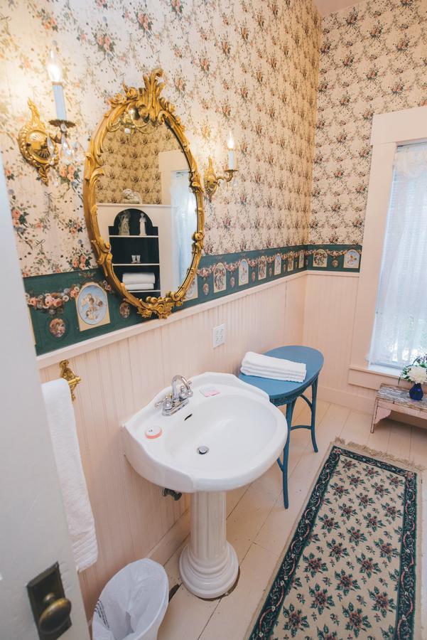 Old Caledonian Bed & Breakfast Екстериор снимка