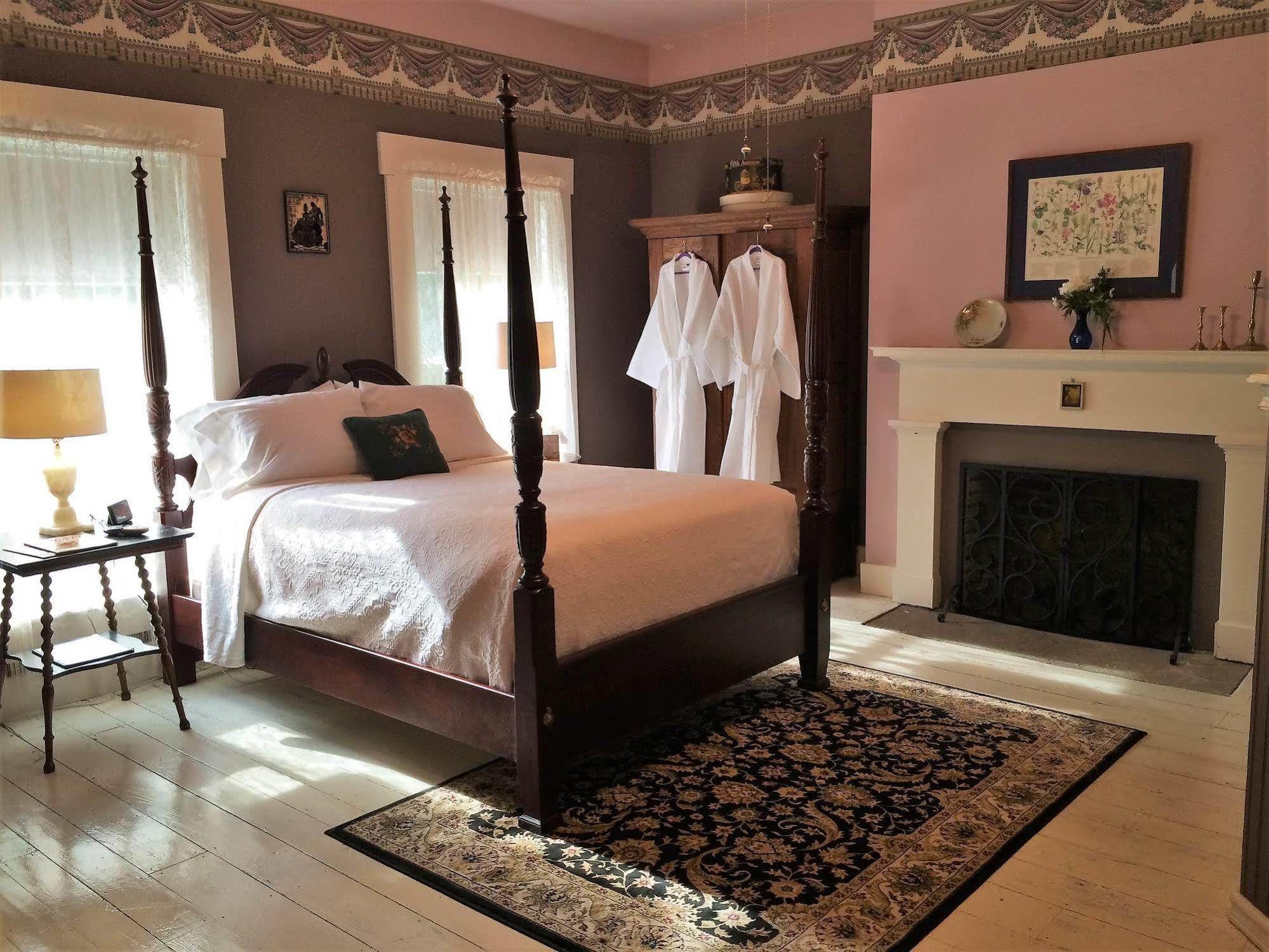 Old Caledonian Bed & Breakfast Екстериор снимка