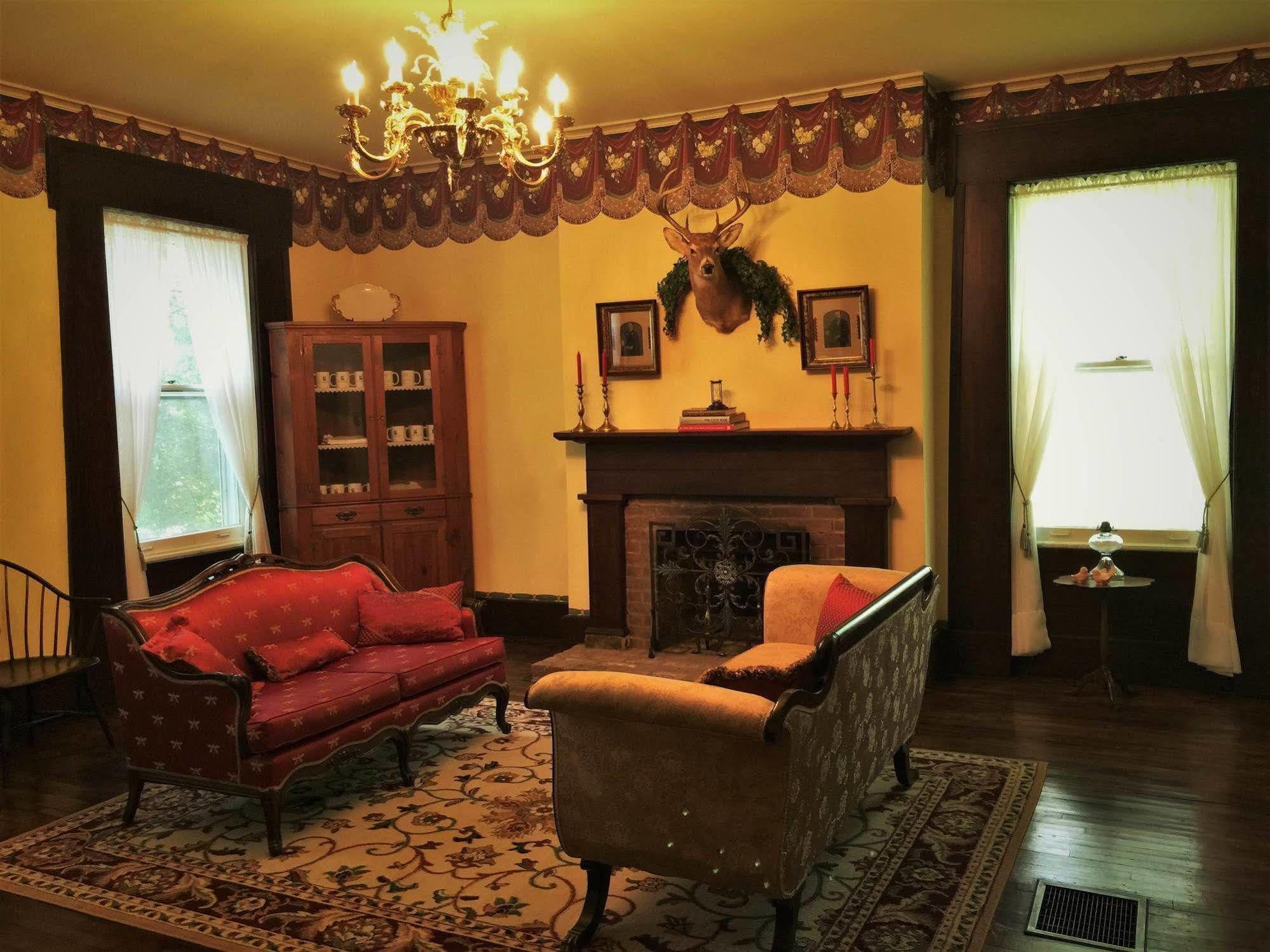 Old Caledonian Bed & Breakfast Екстериор снимка