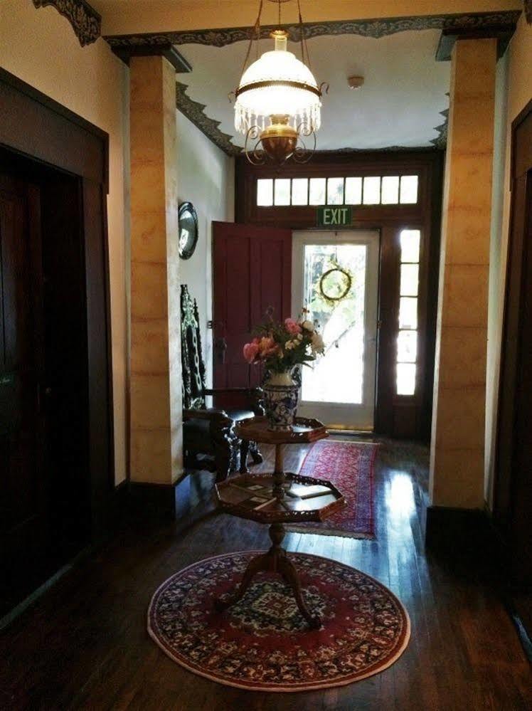 Old Caledonian Bed & Breakfast Екстериор снимка